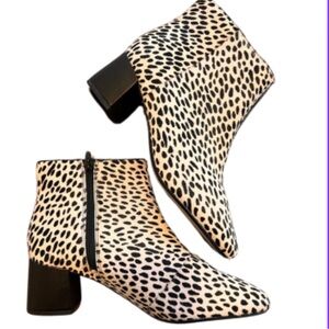 EUC Clarks Flora 2 Leather and Pony Hair Ankle Boot